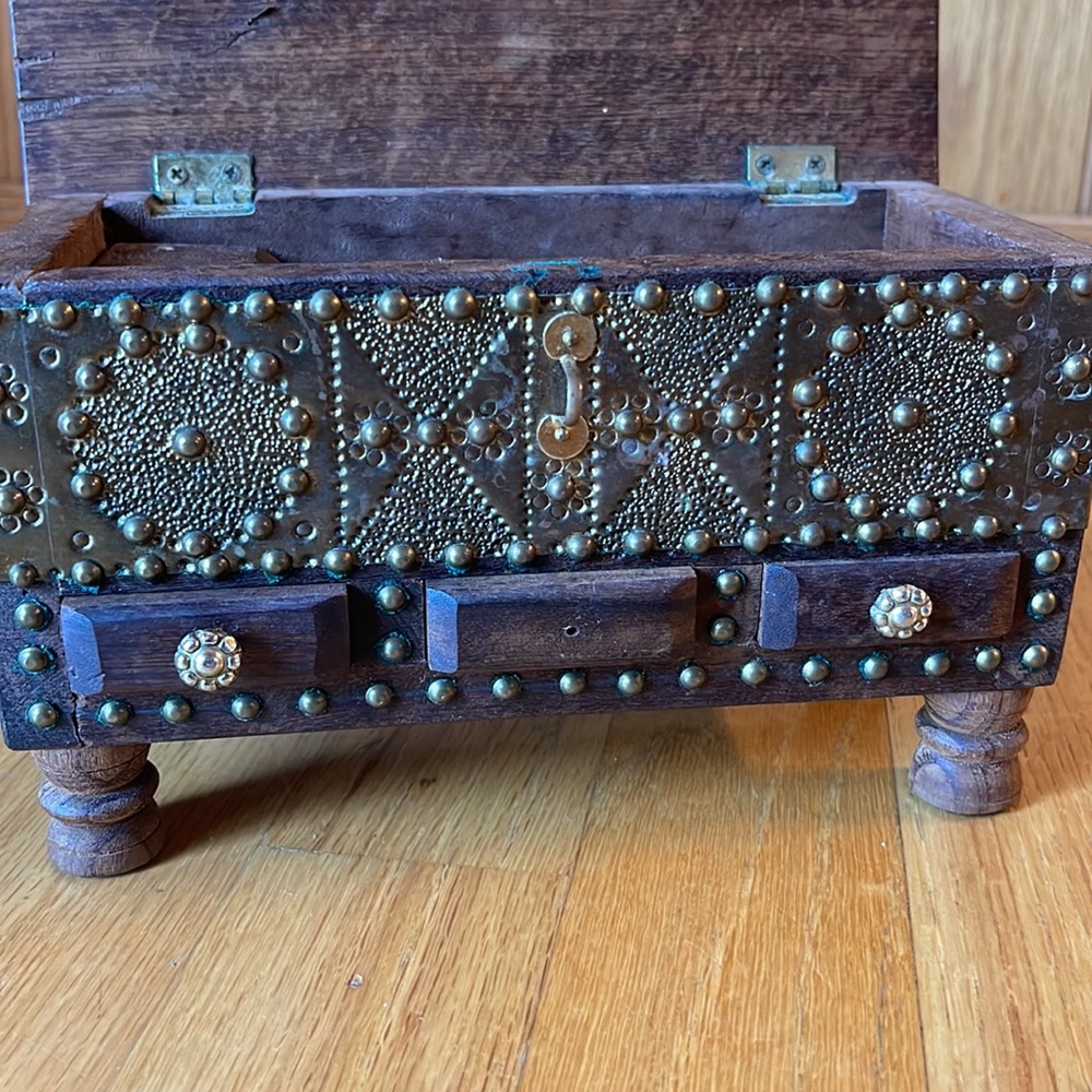 Wood treasure box - Picture 13 of 16
